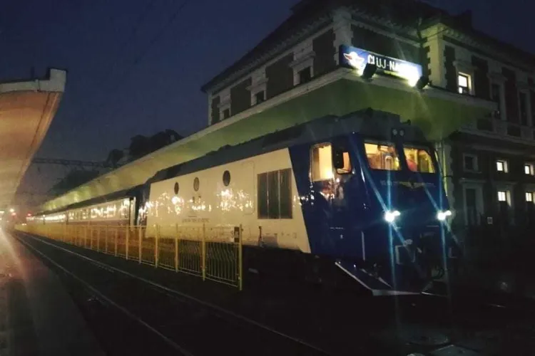 Pasagerii cursei feroviare Arad-Cluj au înghețat de frig în vagoanele cu geamuri găurite