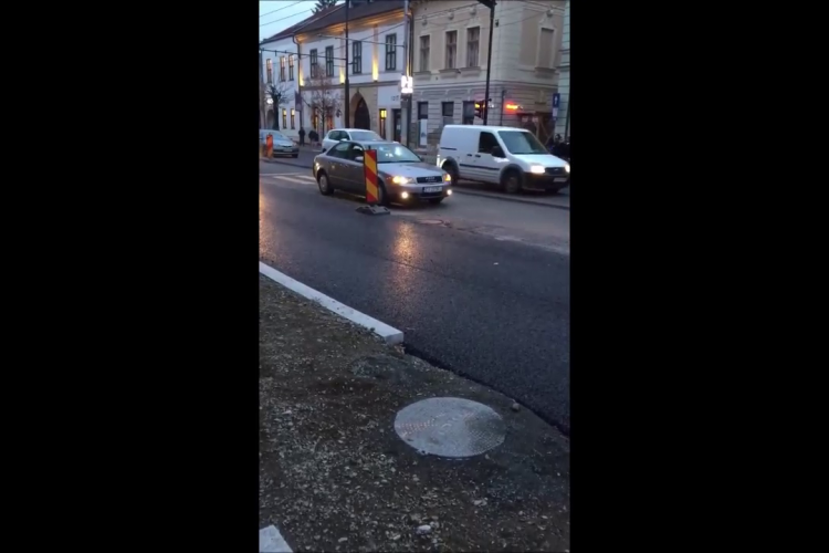 Cluj: Bun simț ZERO! Și-a lăsat mașina în mijlocul străzii ca să ia comanda de mâncare - VIDEO