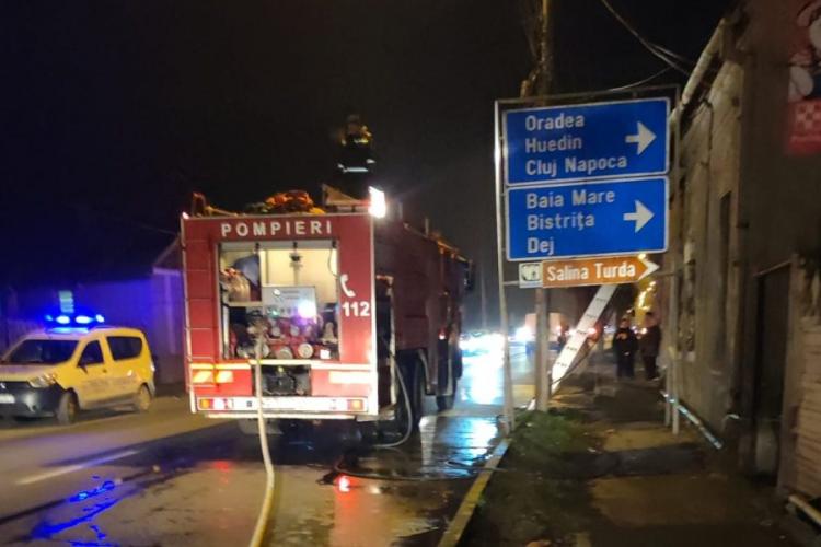 Trei copii mici au rămas fără acoperiș deasupra capului în urma incendiului de sâmbătă din municipiul Turda