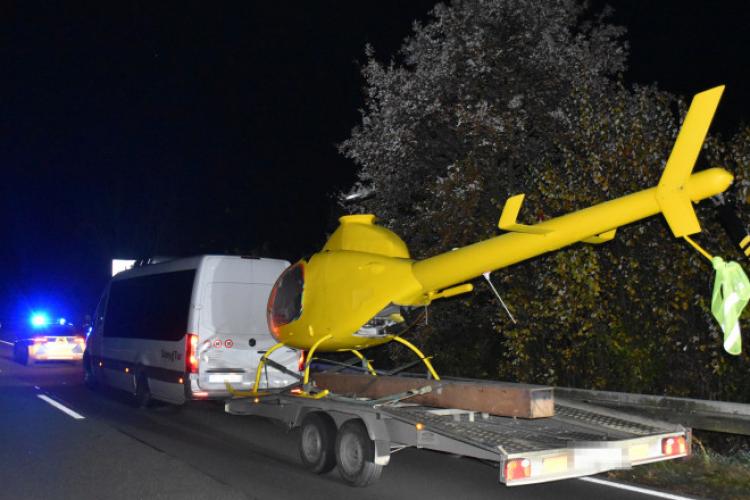 Români prinși pe autostradă, în Germania, cu un elicopter transportat pe o platformă
