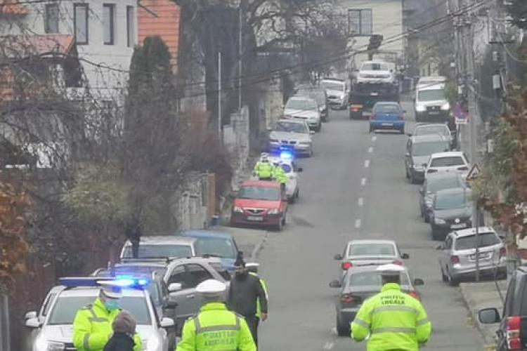 Polițiștii Locali s-au pus pe ridicat mașini în Dâmbul Rotund: Domnul primar Emil Boc nu vede traficul de pe Coposu?