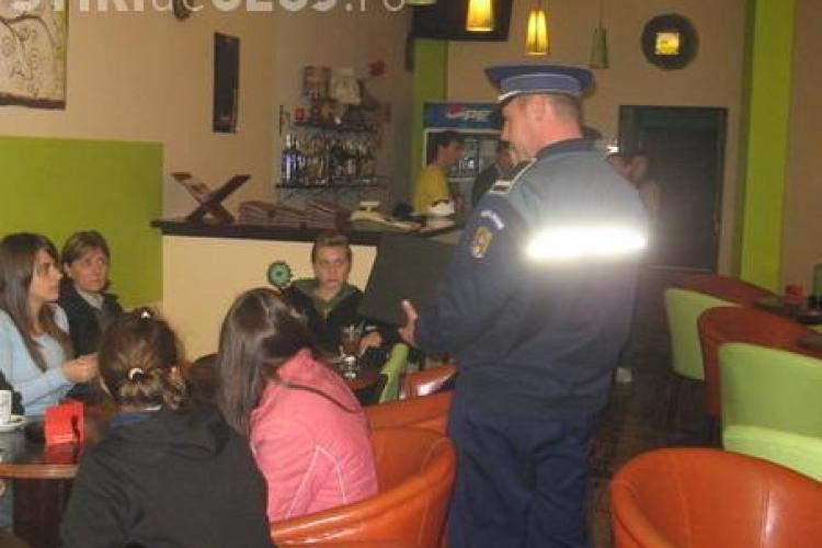 Cluj: Elevi prinsi in timp ce beau bere, fumau si jucau table in timpul orelor! 