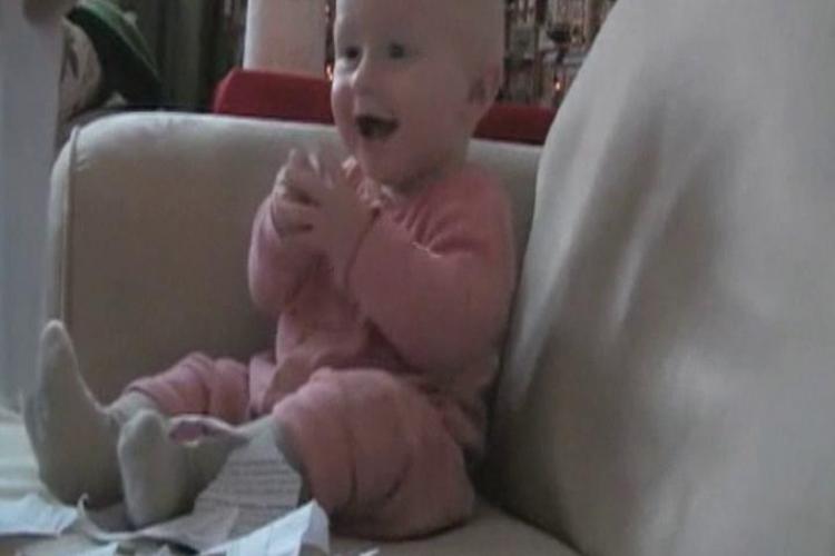 Bebelus care rade contagios, vedeta pe YouTube! - VIDEO