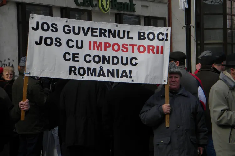 Cadrele militare in rezerva protesteaza in fata Prefecturii Cluj! Isi cer pensiile inapoi - VIDEO si FOTO