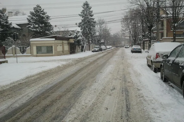 Pe strazile din cartierul Gheorgheni e derdelus, cu drumuri acoperite de zapada - STIREA CITITORULUI - FOTO