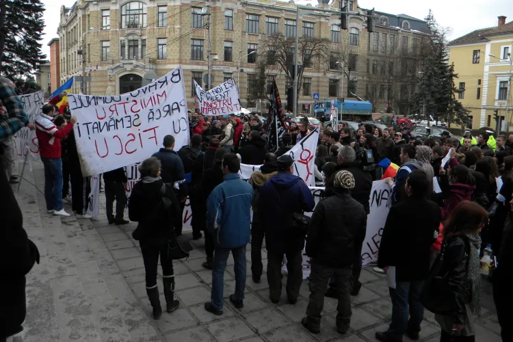 Protest studentesc in Piata Lucian Blaga din Cluj-Napoca! Circa 200 de tineri cer demisia ministrului Daniel Funeriu - FOTO si VIDEO
