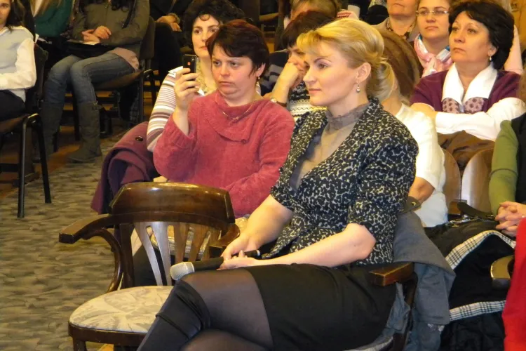 Consilierul lui Boc, Andreea Vass, catre Mircea Badea: "Plec de la Guvern si alaptez 2 ore pe zi pentru ca pot!" - VIDEO