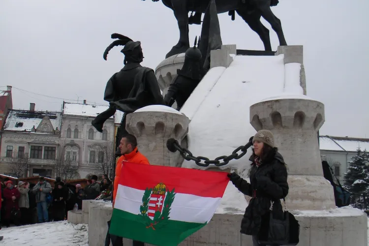 Steagul Ungariei, afisat la manifestarea organizata de UDMR in cinstea lui Matei Corvin! - VIDEO si FOTO