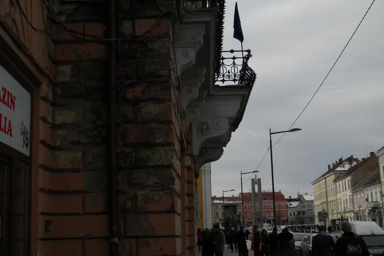 Cine amendeaza Primaria Cluj pentru ca nu isi renoveaza cladirile, de pe care cade zidaria? STIREA CITITORULUI -FOTO