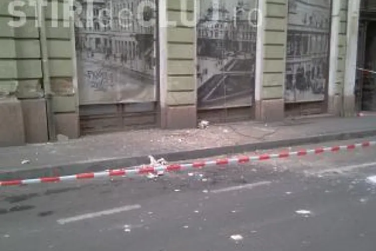 Cad bucati din balcoanele din Piata Unirii! Pompierii au inchis vineri seara trotuarul din dreptul librariei Diverta 