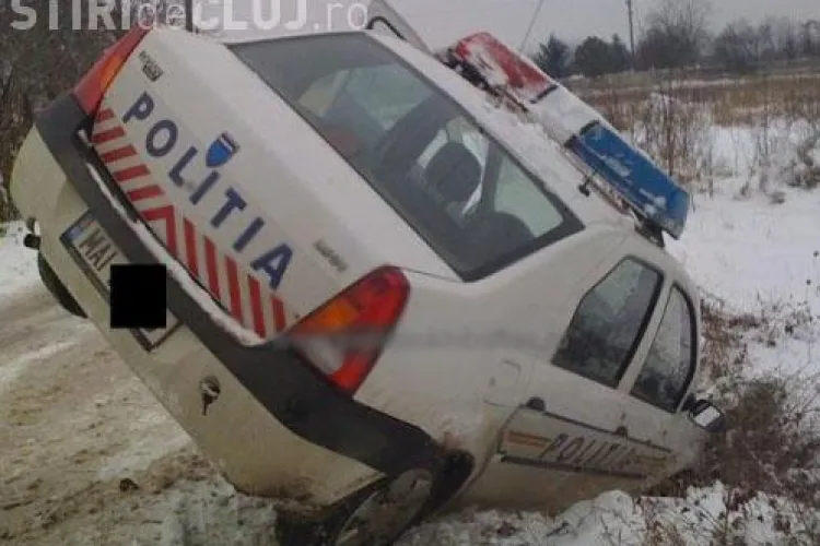 O masina de politie aflata in misiune a ajuns in sant la intrare in Gherla, din cauza zapezii! - FOTO