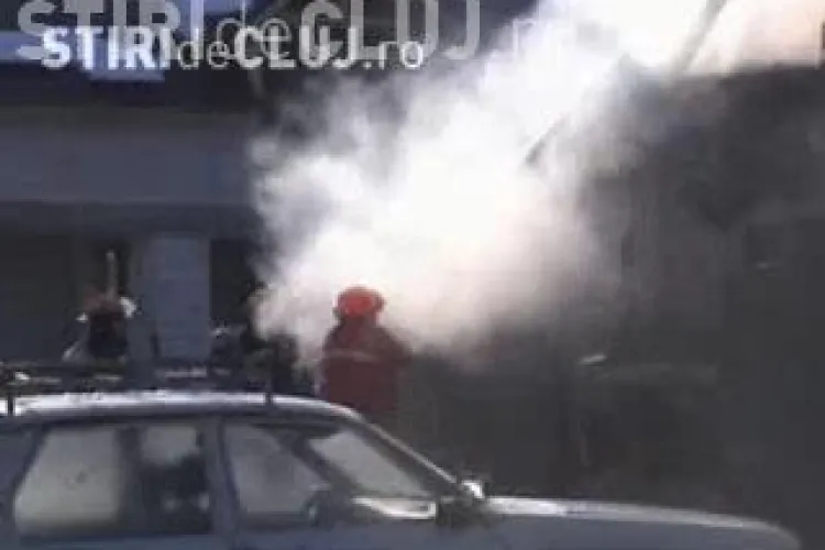 Incendiu la Gherla! Un atelier de tamplarie a ars azi-dimineata din temelii. Focul a distrus si acoperisul unei case - VIDEO