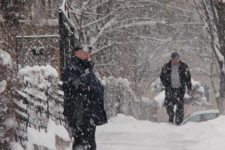 Primaria Cluj da amenzi pentru "deszapezire"! 100 de clujeni au fost pusi la plata pentru zapada de pe trotuare - FOTO
