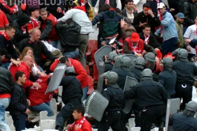 Violente la derby-ul Bulgariei. Trei politisti raniti, 3000 de fani evacuati la pauza - VIDEO