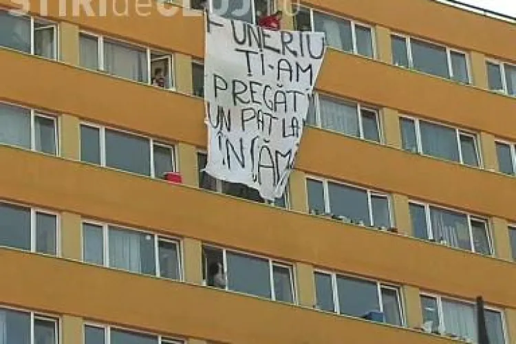 Proteste pe caminele 14 si 16 din Hasdeu!: "Funeriu, ti-am pregatit un pat in camin!" - VIDEO