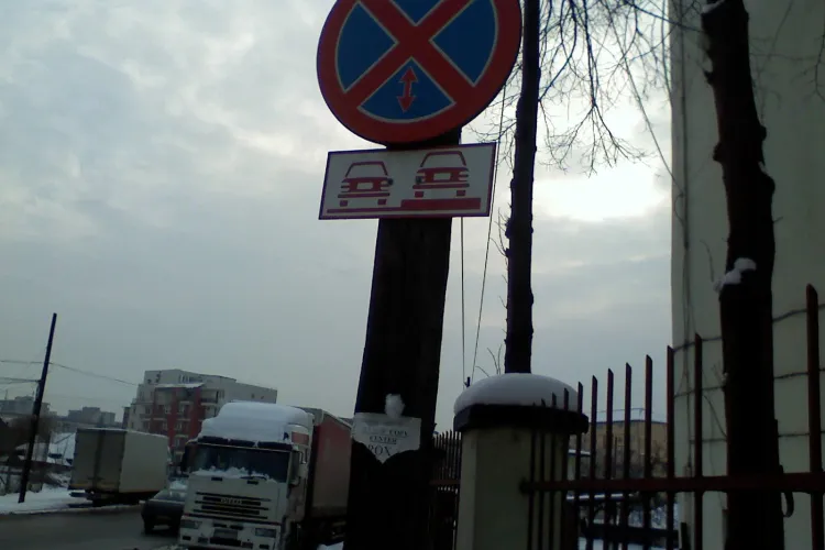 TIR -istii parcheaza unde vor in oras si nimeni nu le face nimic! Primaria clujeana ridica din umeri - STIREA CITITORULUI - FOTO