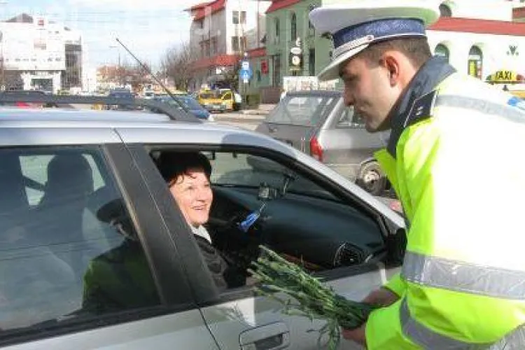 Politistii dau martisoare clujencelor, de 1 martie!