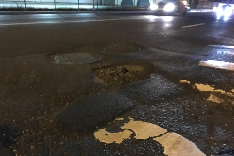 Groapă capcană pe Calea Baciului! Șoferii își taie cauciucurile - FOTO