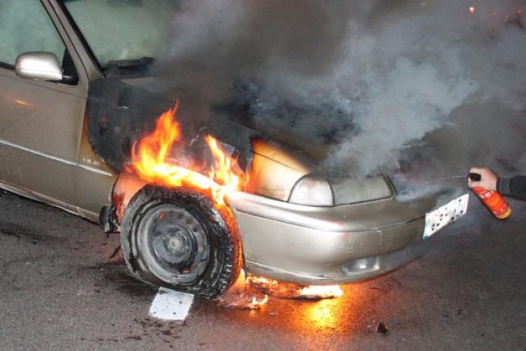 O mașină a luat foc pe strada Moților, din Cluj-Napoca