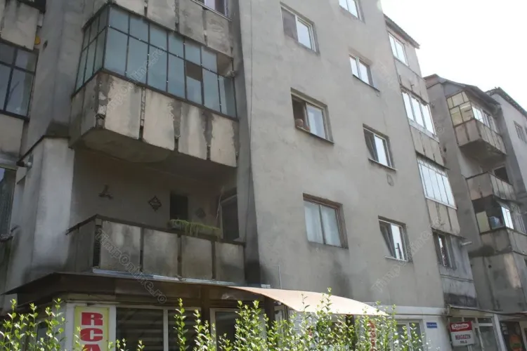 Vasluianul infectat cu Omicron hărțuit de vecini. Nu e lăsat nici să deschidă geamul