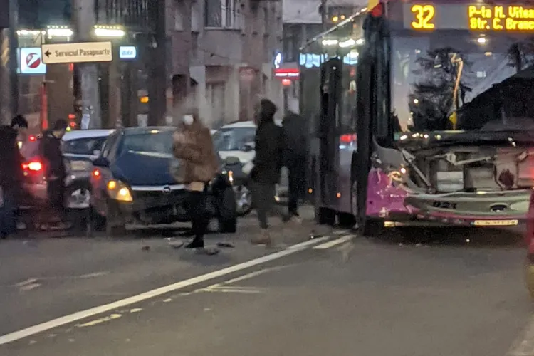 Autobuz de pe linia 32 implicat într-un accident rutier vineri dimineața - FOTO