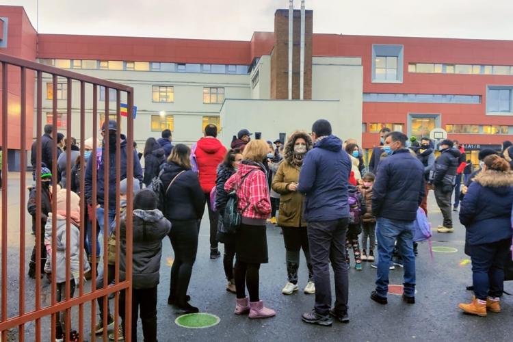 Zeci de părinți au protestat luni în fața școlii „Ion Agârbiceanu”, după ce 200 de copiii au fost relocați la Anghel Saligny