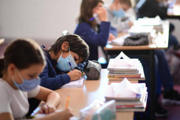 Peste 9.000 de profesori din Cluj sunt vaccinați împotriva COVID-19. Care este situația în fiecare școală din județ?