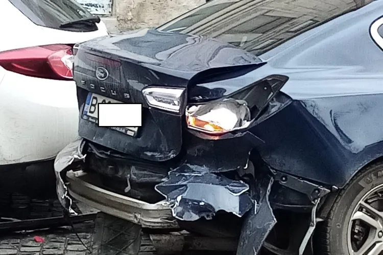 Accident pe drum drept, pe Bulevardul Eroilor. Și-au făcut praf mașinile: Mai vor și autostrăzi? - FOTO