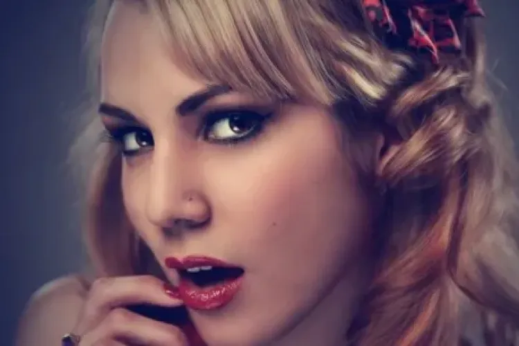 Un italian bătrân s-a îndrăgostit de o româncă, și are de plătit rate la apartament și mașină