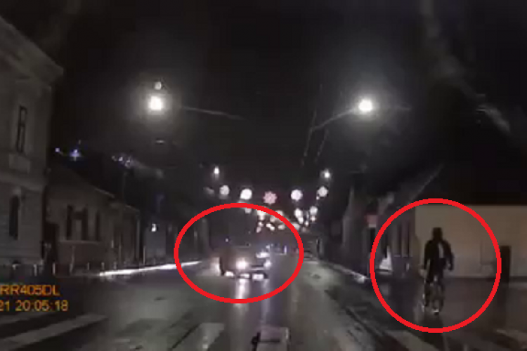 Cluj: Un biciclist Kamikaze a intrat direct într-o mașină. S-a crezut Superman, dar l-au învins regulile de circulație - VIDEO