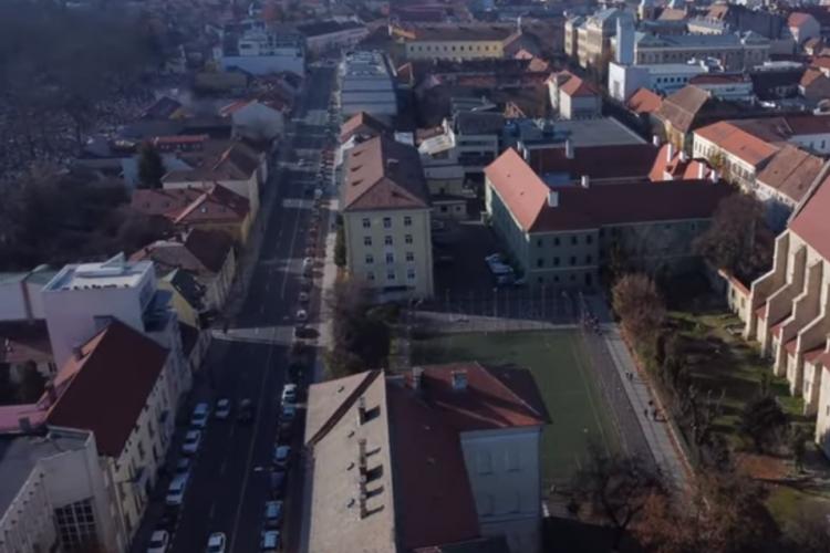 Hotelul ”sicriu” din Cluj-Napoca ia toată lumina imobilului din spate - VIDEO DRONĂ de pe strada Avram Iancu