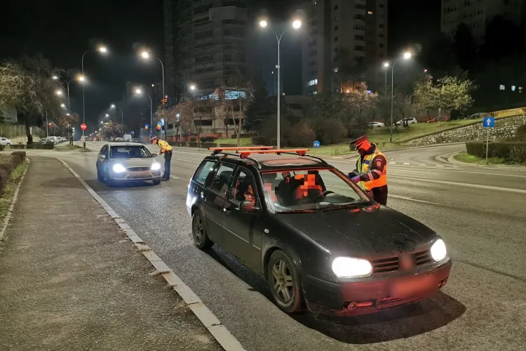 Ce litere trebuie să fie trecute pe anvelopele de iarnă pentru a fi valabile. Dacă nu le aveți, amenda e MARE