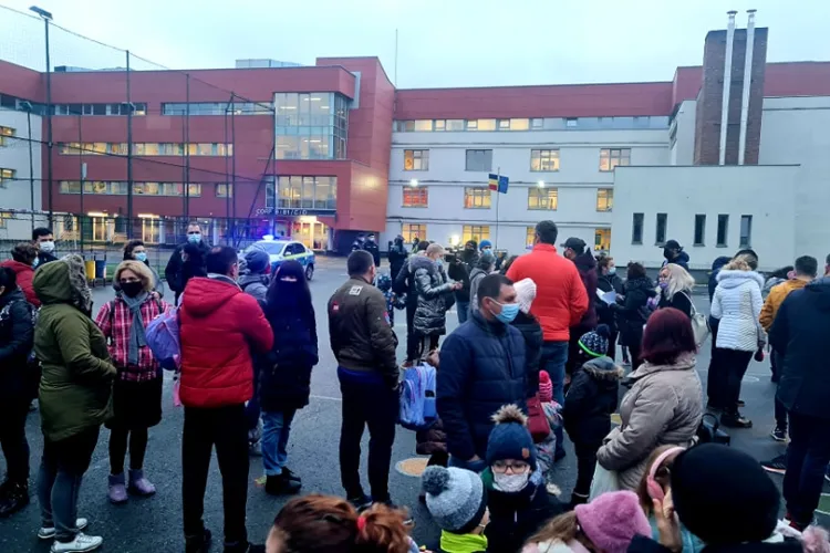 „Fain la școală în Cluj!” Elevii de la Ion Agârbiceanu, înghesuiți într-o cameră de cămin, numită „sală de clasă” - FOTO