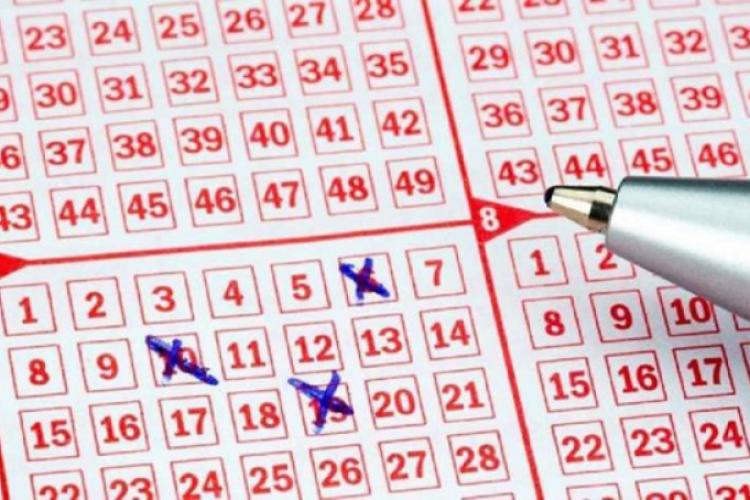Un bărbat a cumpărat din greșeală 2 bilete la loto cu aceleași numere și a câștigat de două ori