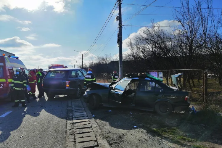 Un bărbat de 67 de ani a rămas încarcerat în urma unui accident rutier - FOTO