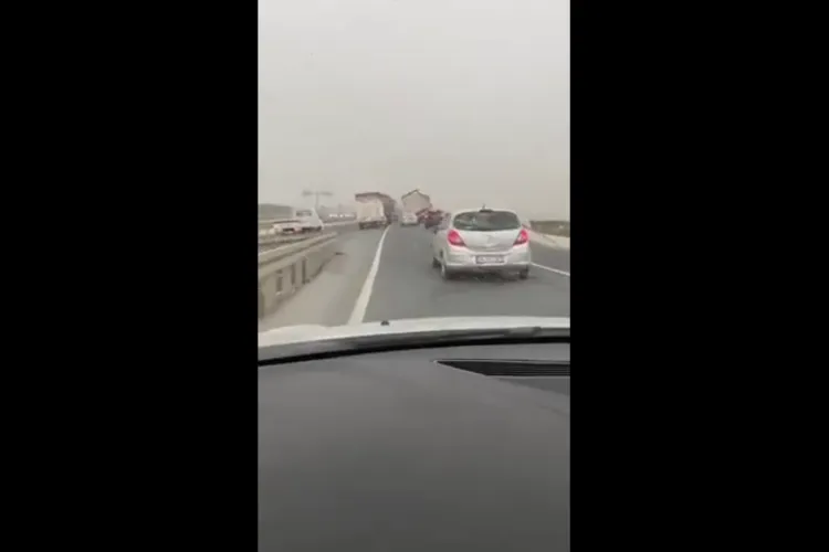 TIR cu numere de România, luat de vânt pe autostradă, lângă Istanbul. A fost o furtună APOCALIPTICĂ - VIDEO