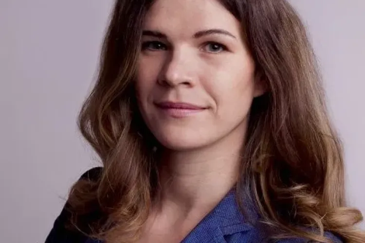 Consilierul local Alexandra Oană îi spune lui Boc să facă școli noi, nu să prezinte ”extinderea unor școli, drept construcție de școli noi”