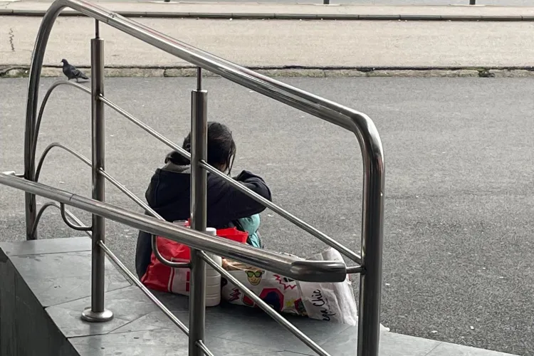 Cluj: Cerșetorii s-au mutat în fața supermarketurilor: Vreau niște legume healthy, de la rafturile BIO - FOTO