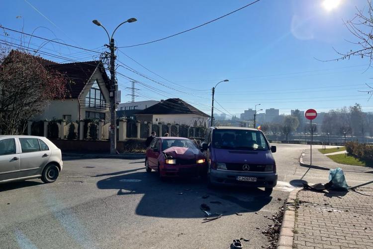 VIDEO - Trei accidente în 24 de ore într-o intersecție din Cluj-Napoca. Primăria NICI nu răspunde la telefon 