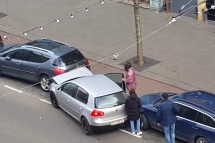 Patru mașini lovite pe Horea, de 1 Decembrie. Parcare eșuată? - VIDEO