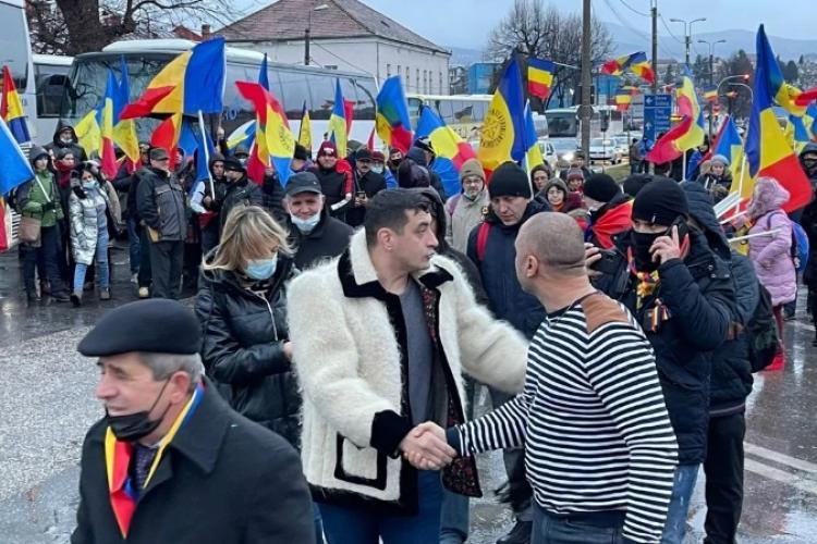 Peste 2.000 de participanți la marșul Unirii de Ziua Națională, la Alba Iulia. Liderul AUR, George Simion, în fruntea participanților - VIDEO