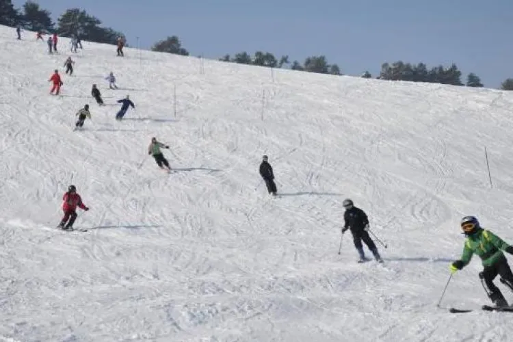 Sfaturi de la Salvamont în prag de iarnă pentru turiștii care sunt martori la accidente pe pârtii