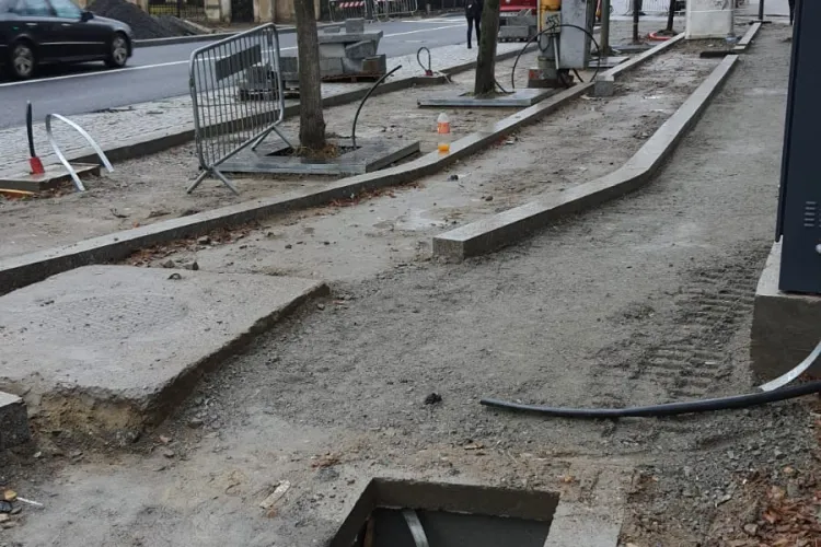 Trotuarele de pe Bulevardul 21 Decembrie sunt capcane pentru pietoni - FOTO