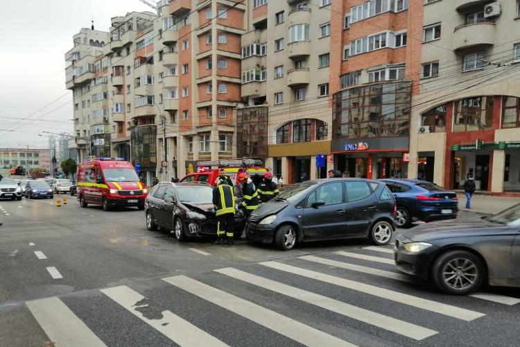O femeie a ajuns la spital după ce a fost implicată într-un accident rutier pe Bulevardul Nicolae Titulescu