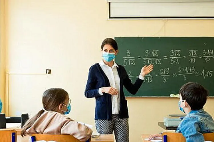 Guvernul promite bani în plus profesorilor care fac ore suplimentare: salarii de bază cu 20-30% mai mari