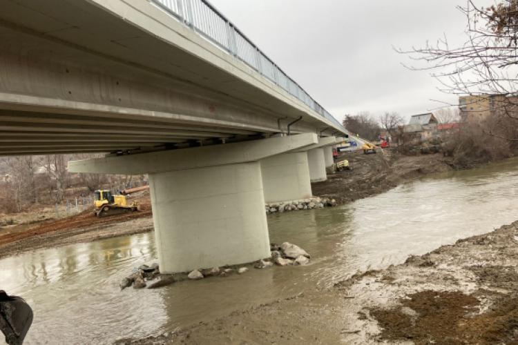 Turda: Se redeschide traficul pe podul de peste Arieș. Autoritățile se laudă că au terminat chiar prea repede - FOTO