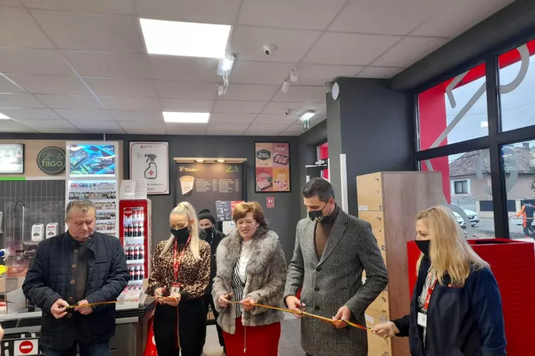 Magazin din Cluj sfințit de preot. Primarul din comuna Mica, Tiberiu Zelencz, a tăiat panglica. Oare când ne lecuim? - FOTO   