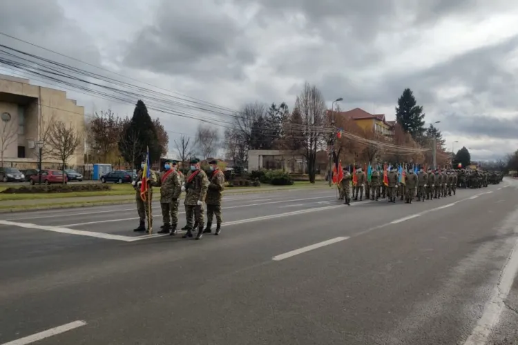 Defilare cu torţe şi fanfare la Alba Iulia! Sute de oameni au reconstituit Marea Unire