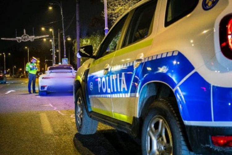 O femeie s-a urcat BEATĂ la volan și a distrus mai multe mașini, după care a fugit
