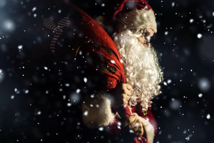 Profesor și actor, un bărbat din Cluj se îmbracă în Moș Crăciun de Sărbători pentru a le face o surpriză celor mici - FOTO